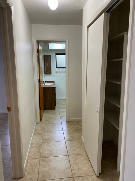 Building Photo - 513 SE 24th Ave