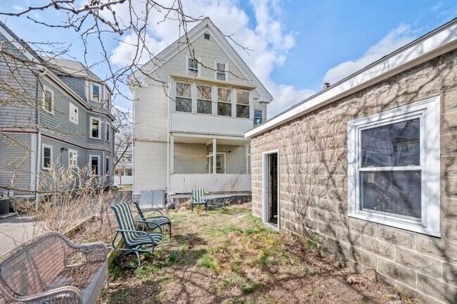 Building Photo - 28 Magnolia St