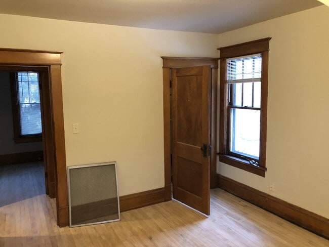 Building Photo - Huge 5 Bed 2 Bath home near UWEC with big ...