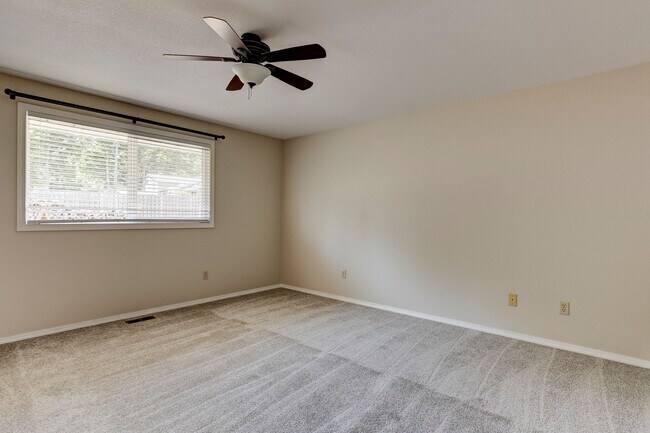 Building Photo - 3 Bed 2 Bath Home Near Town
