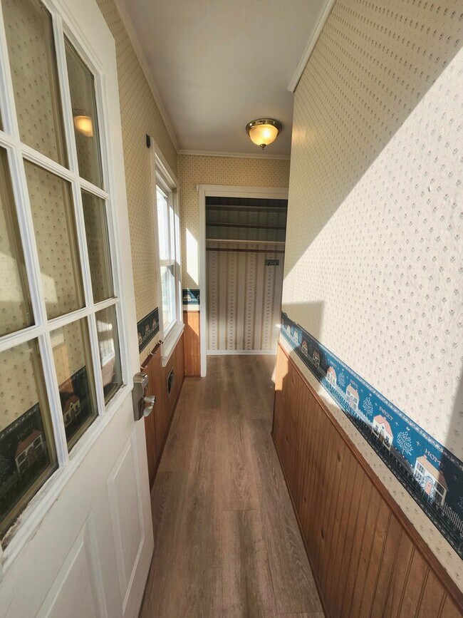 Building Photo - Spacious 4bd apt | Laundry hooks ups | Off street parking