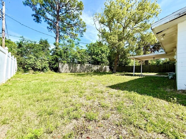 Building Photo - Relaxed Florida living at this 3Bedroom/ 2bath home in the Heart of Daytona Beach!