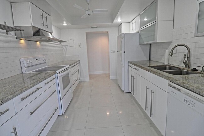 Building Photo - 800 Parkview Dr