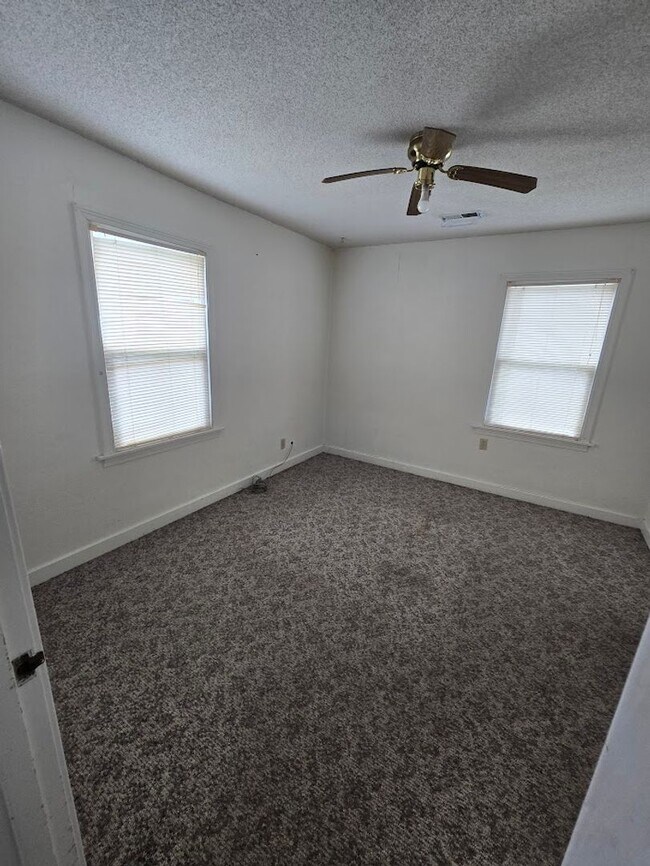 Building Photo - Garfield/6th Duplex