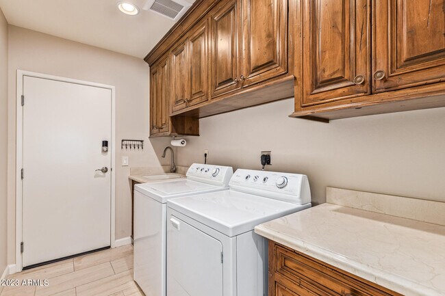 Building Photo - 7232 E Eclipse Dr