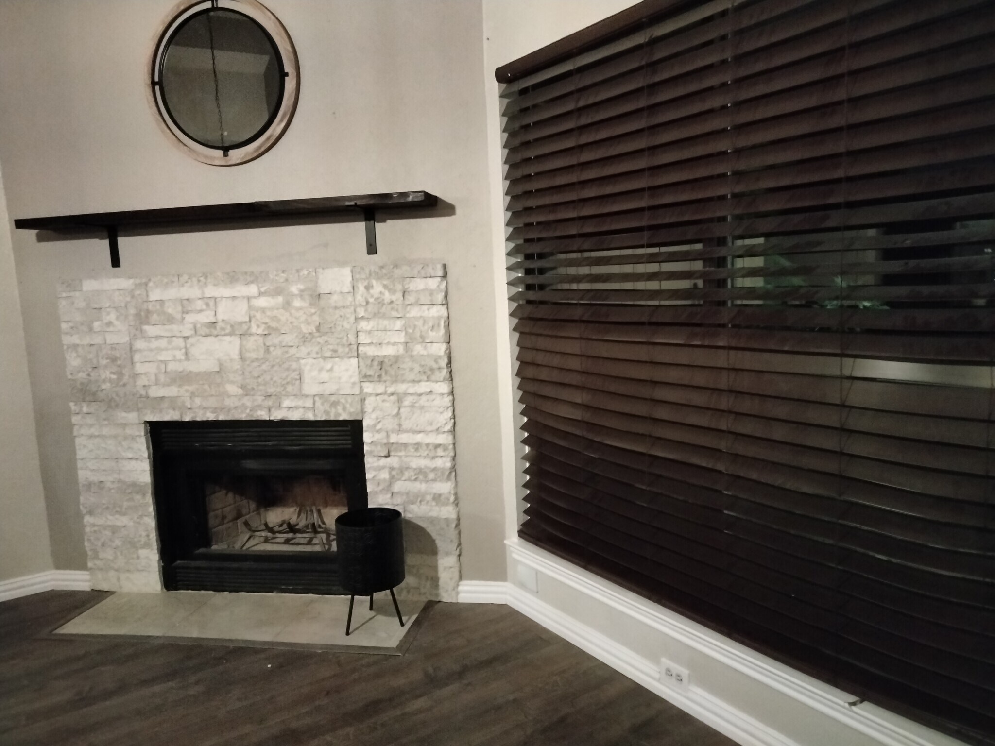 Building Photo - 213 Hickory Springs Dr
