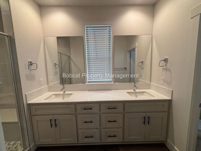 Building Photo - 1112 Little Ln
