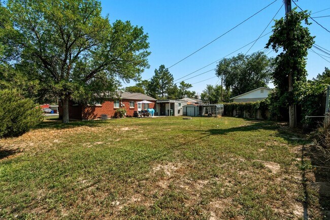 Building Photo - 3334 Maple Wy