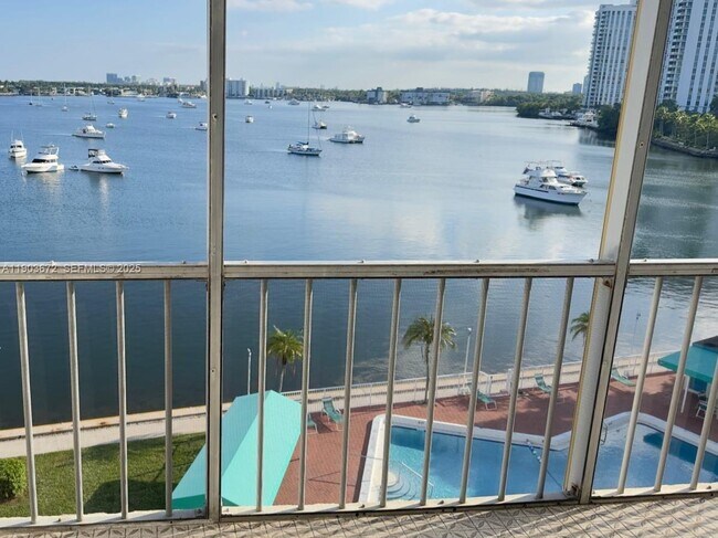 Building Photo - 2910 Point E Dr