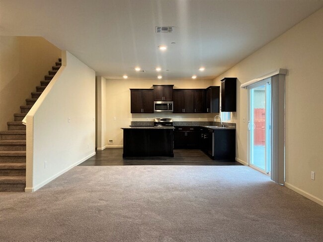 Building Photo - Spacious 4 bedroom/2 bath home waiting to ...