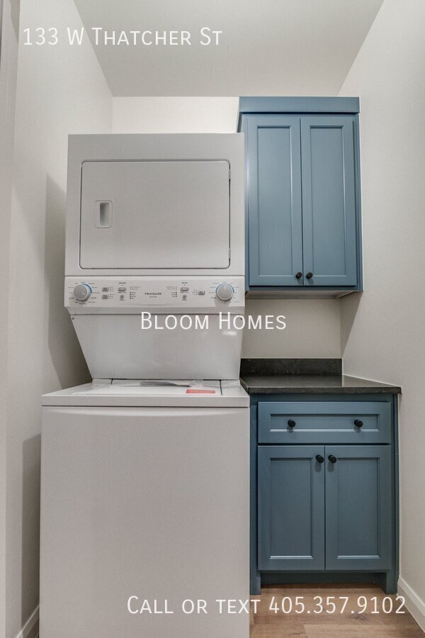 Building Photo - 133 W Thatcher St