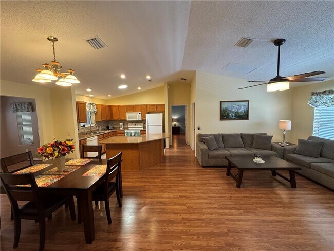 Building Photo - 2524 English Ivy Cir