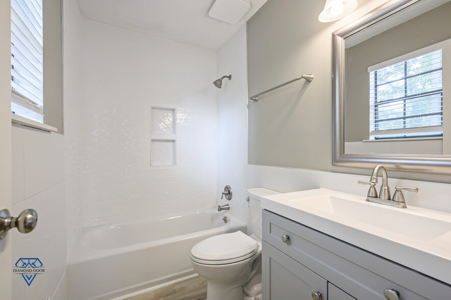 Building Photo - 4400 Chartley Ln