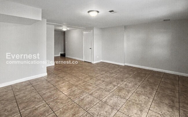 Building Photo - 3 Bed/1.5 Bath Townhome with Fenced Yard / Pet-Friendly / Vouchers Accepted / Available Now!