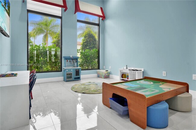 Building Photo - 909 NE 211th St