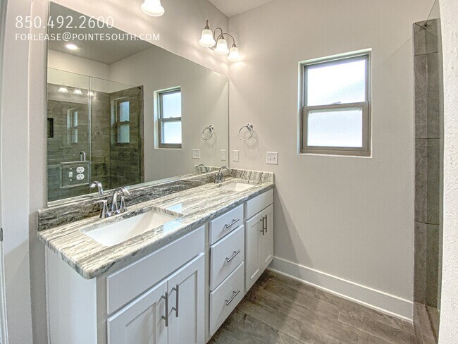 Building Photo - 10078 Lakeview Dr