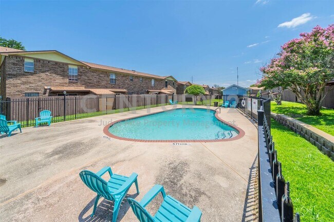 Building Photo - Beautifully Updated