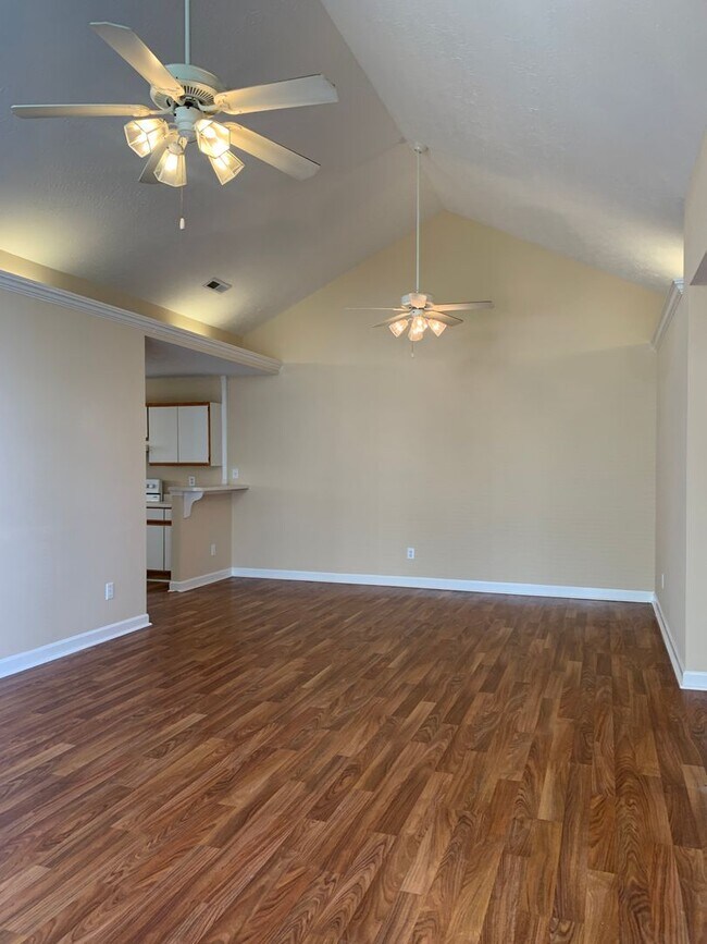 Building Photo - 2 Bedroom 2 Bath Townhouse Available Now on Jasmine Cove Way