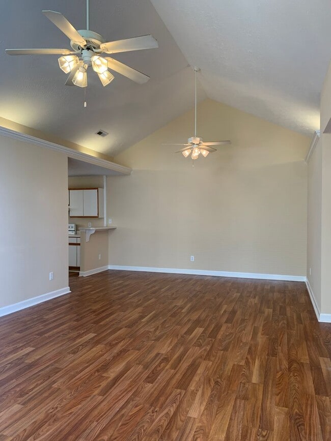 Building Photo - 3 Bedroom 2 Bath Townhouse Available Now on Jasmine Cove Way