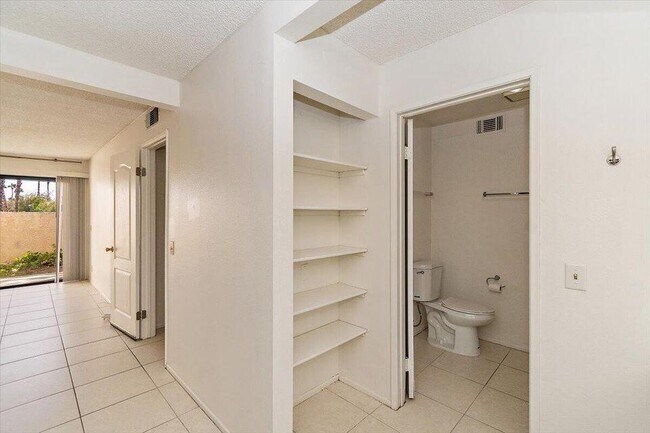 Building Photo - 200 E Racquet Club Rd