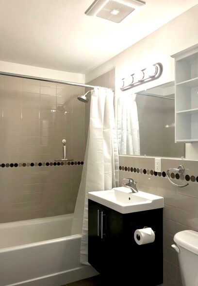 Updated full bath - 4253 Palatine Ave N