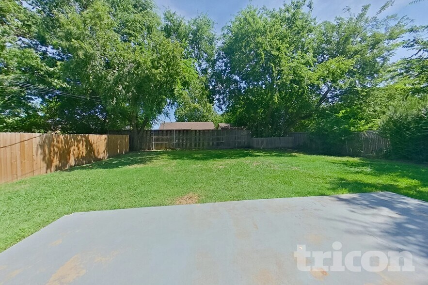 Building Photo - 2507 Arapaho Dr