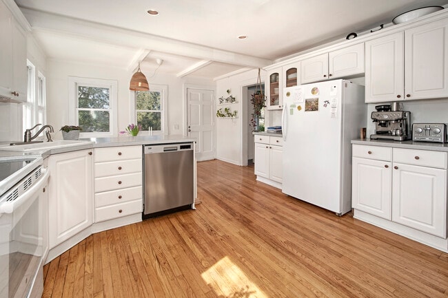 Kitchen - 38 Ferry Ln E