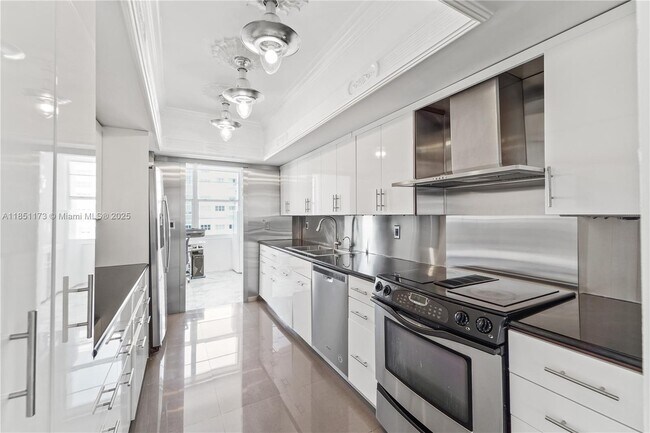 Building Photo - 5640 Collins Ave