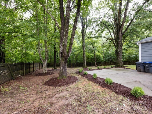 Building Photo - 3109 Forest Lawn Dr