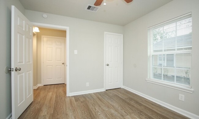 Building Photo - 2 bed 1 bath row house on corner lot in 77004!