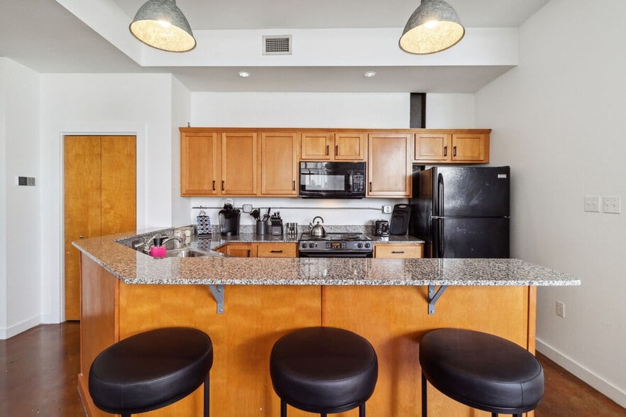 Building Photo - 527 St Joseph St