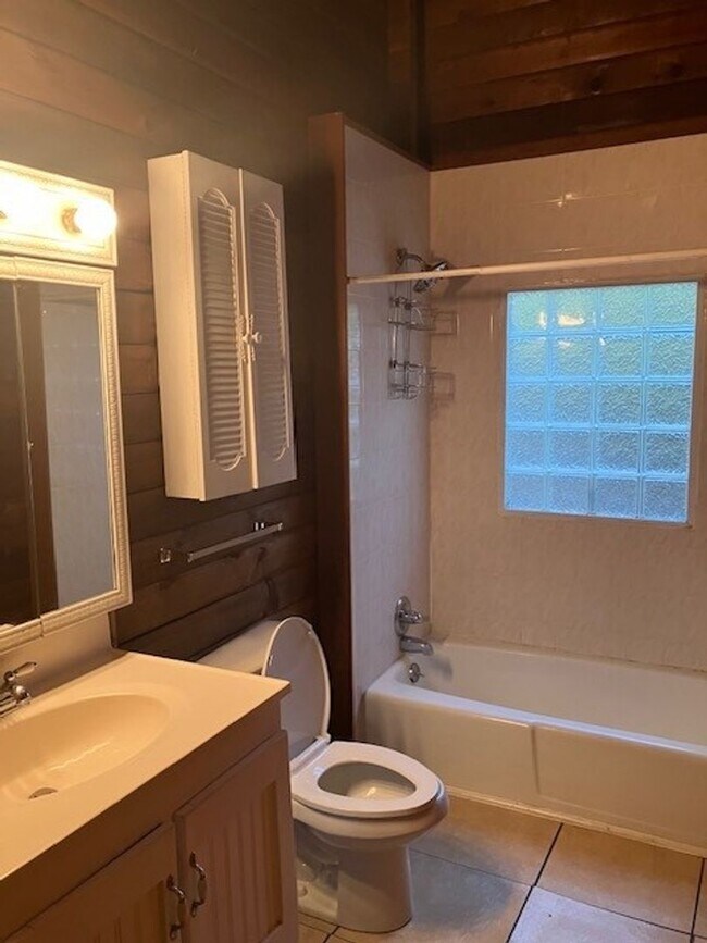 Building Photo - LAKE FRONT PARADISE