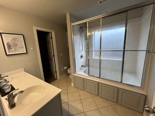 Building Photo - 4800 SW Golden Eagle Ave