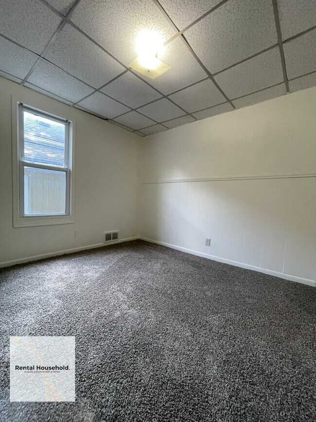 Building Photo - 24 E Alexis Ave