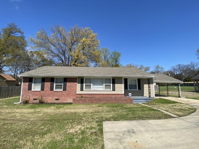 Primary Photo - 1064 E Shelby Dr Memphis, TN 38116