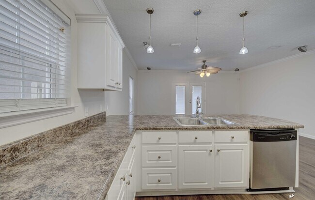 Building Photo - 6440 Summer Oak Dr