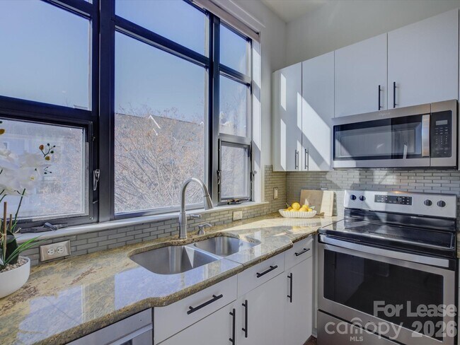 Building Photo - 636 Garden District Dr