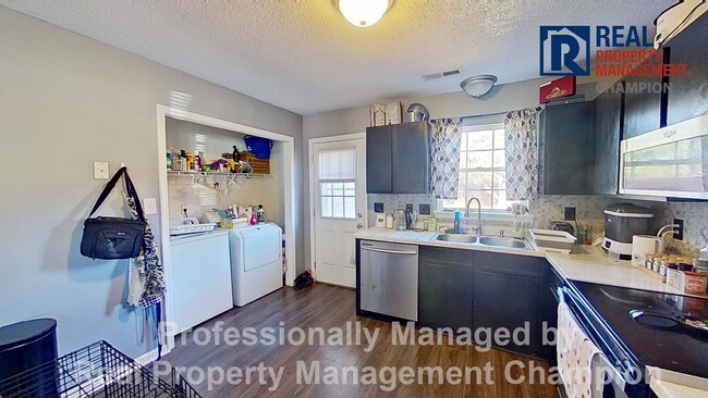 Building Photo - Charming 2BD/2 BA End Unit Townhouse w/Fireplace and Fenced Backyard