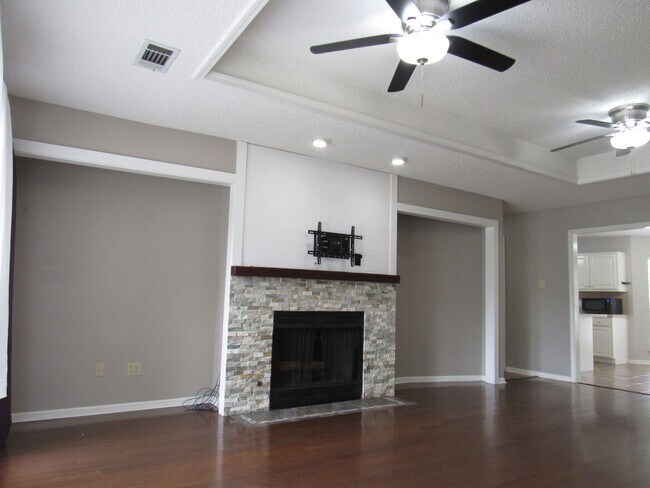 Building Photo - contact Peggy 501 676 1758
