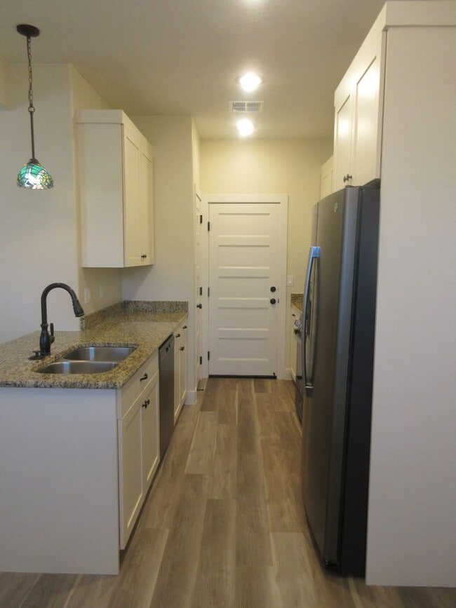 Building Photo - Move-In Discount! 2 Bedroom + Den/Office 2...