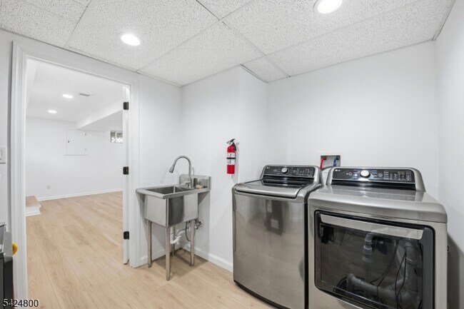 Building Photo - 40 Edgewood Rd