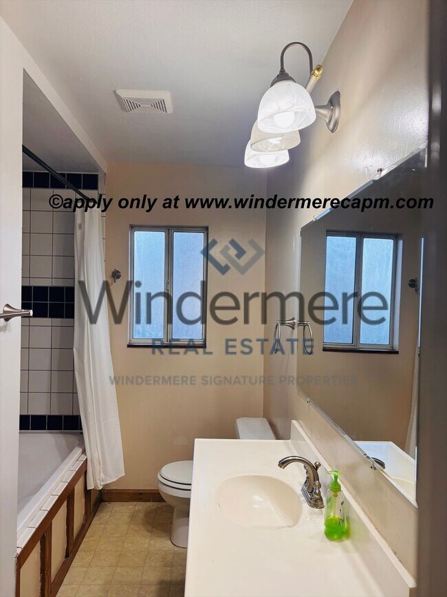 Building Photo - Arden Arcade 3 bedroom/ 2 bath on HUGE lot – Space, Location, and Charm!