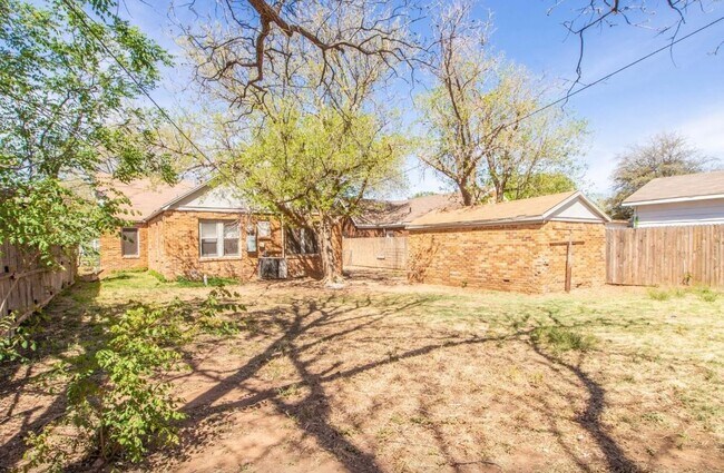 Building Photo - Great 3 Bedroom 1 bathroom house close to ...