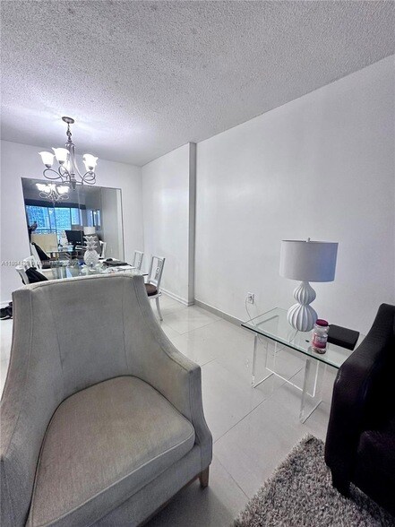 Building Photo - 400 Kings Point Dr