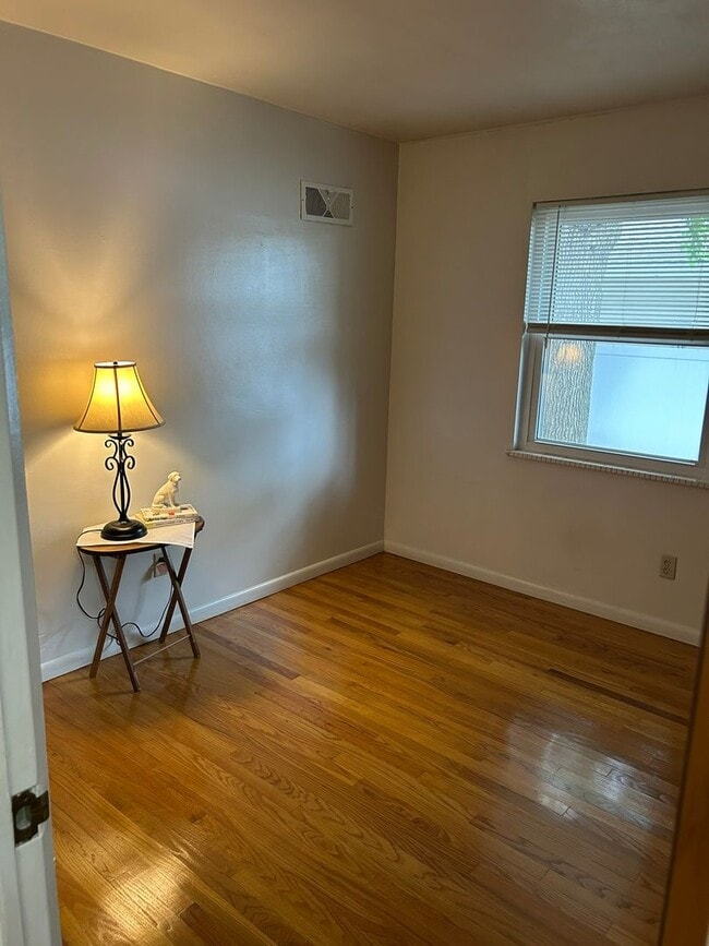 Building Photo - 203 N 7th St