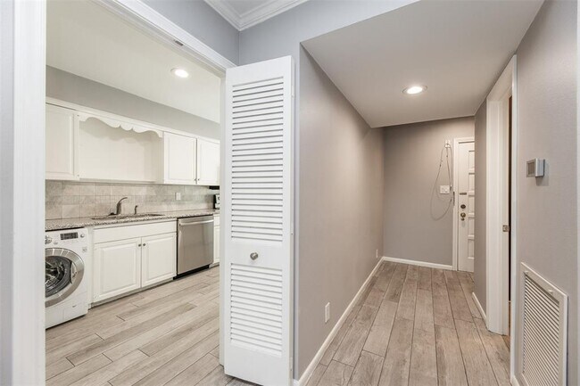 Building Photo - 6307 Del Monte Dr