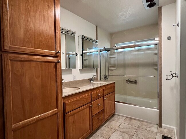 Building Photo - 4425 Las Encinitas Dr