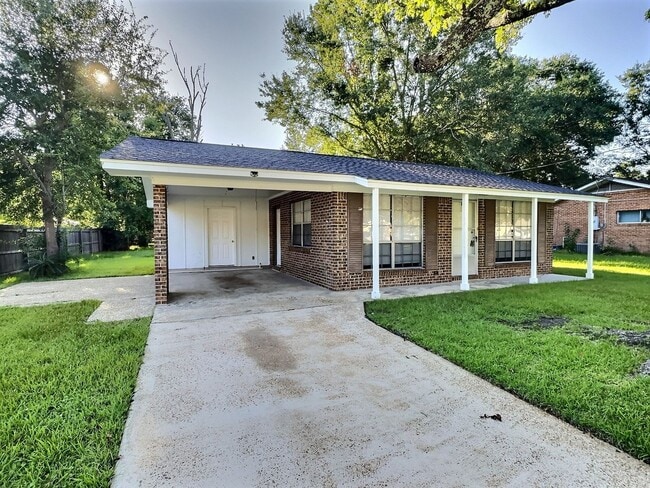 Building Photo - 3-Bedroom Home Near Downtown Ocean Springs!