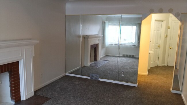 Building Photo - 3 bedroom 1 bathroom on the Westside NOW A...