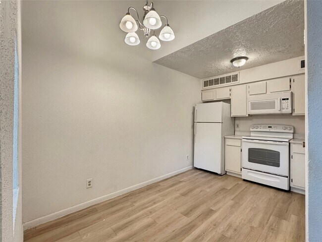 Building Photo - 2021 Spenwick Dr